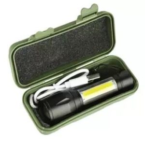 Ficklampa, laddas med USB i grön förvaringsask